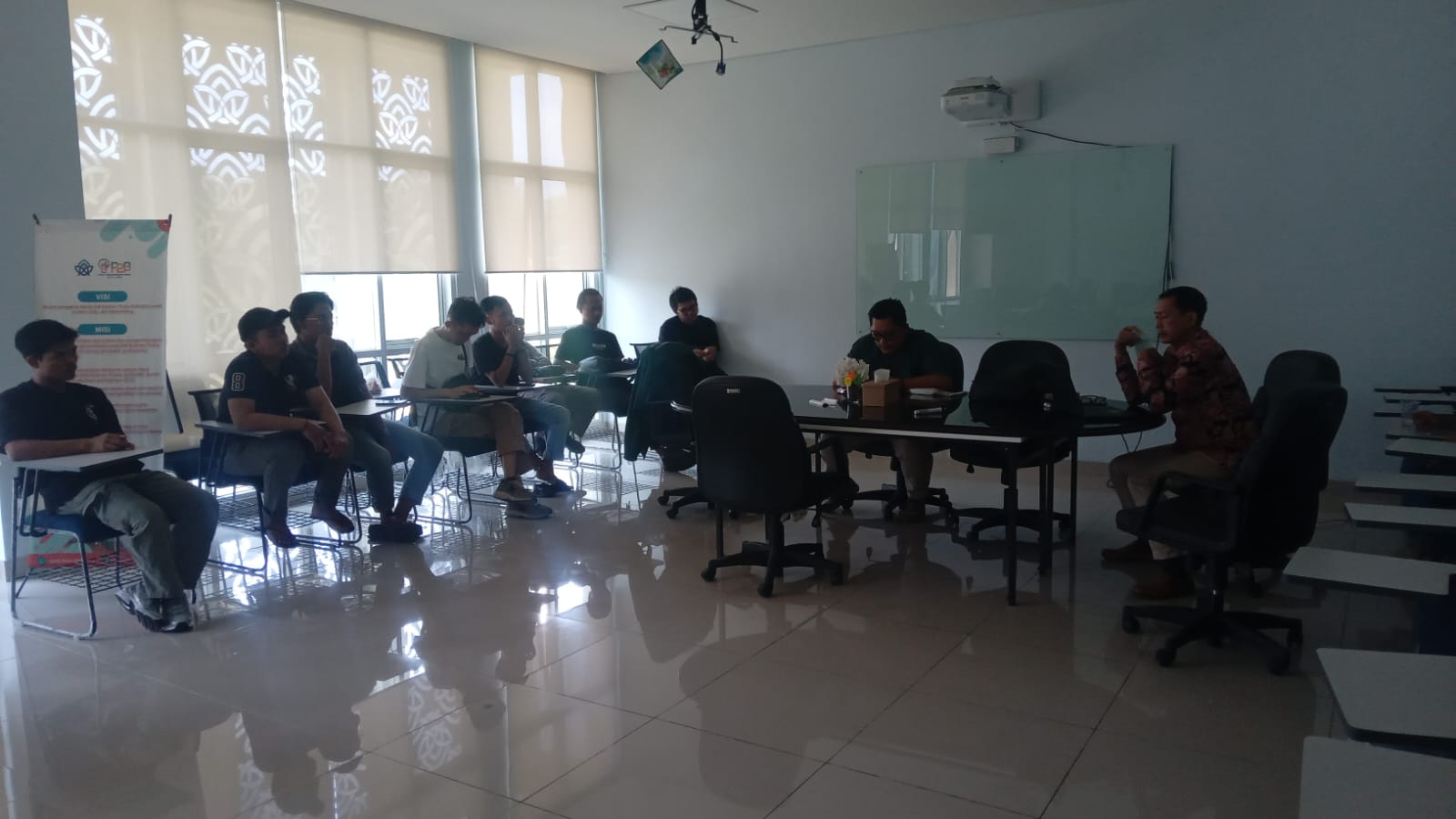 Kepala Pusat Pengembangan Bisnis UIN STS Jambi Lakukan Evaluasi Bersama Mitra Akrilik