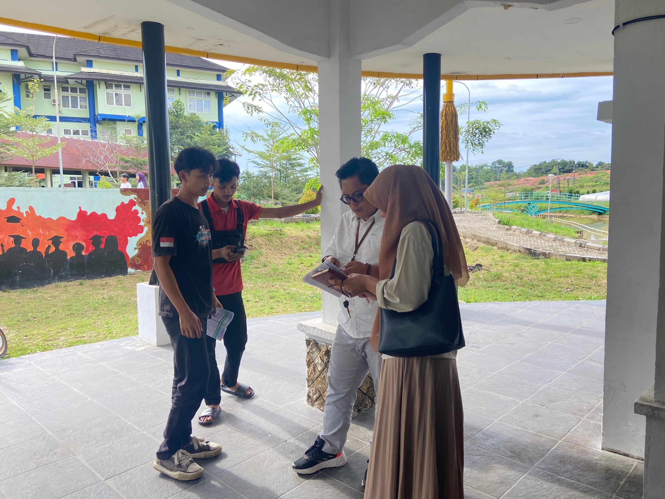 Penerimaan Barang Wings untuk Sutha Merchandise, Diterima Langsung oleh Kepala Pusat Pengembangan Bisnis UIN STS Jambi
