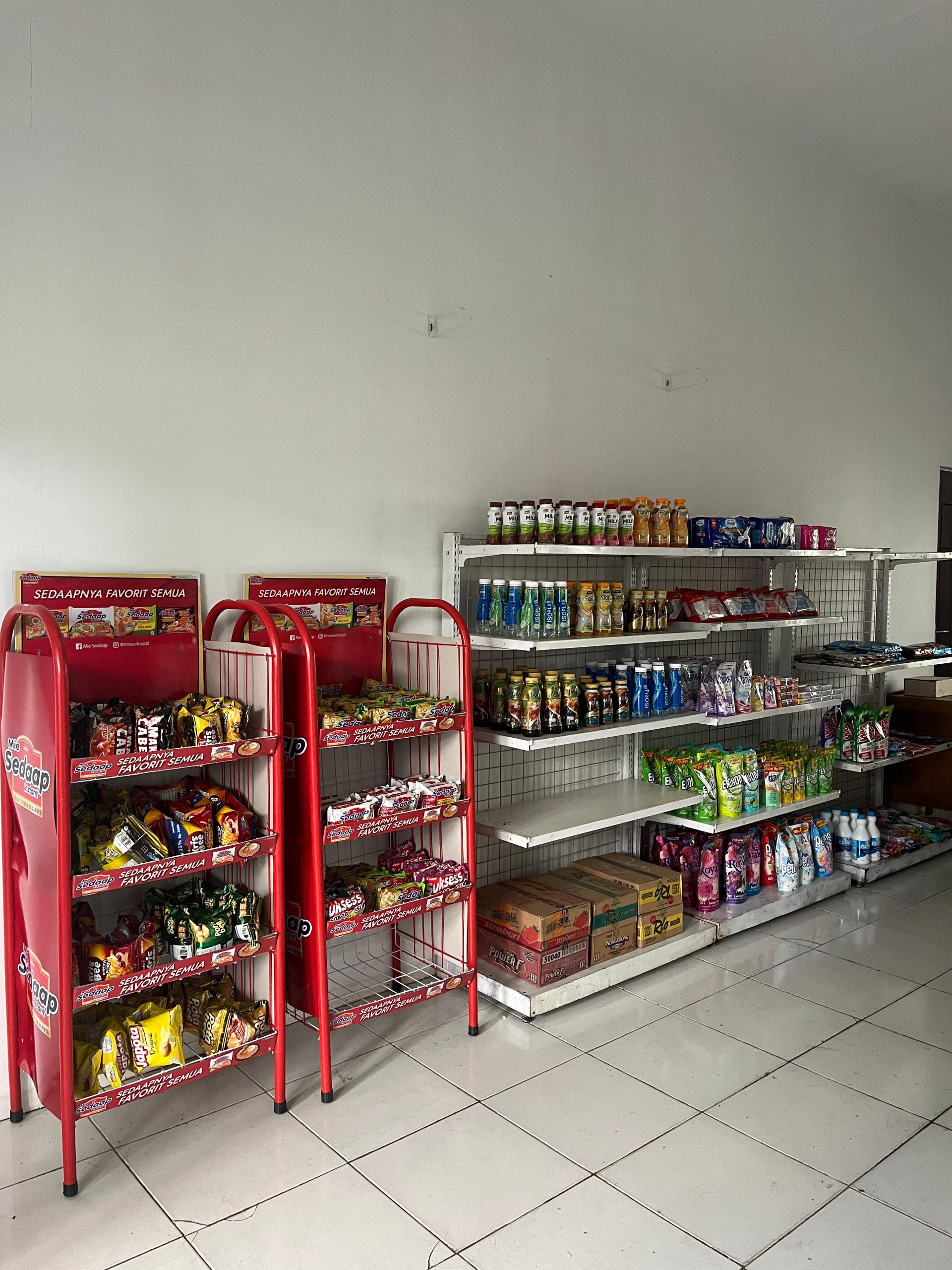 Mahasiswa Magang Pusat Pengembangan Bisnis UIN STS Jambi Terlibat Aktif dalam Penyusunan Barang Sutha Merchandise
