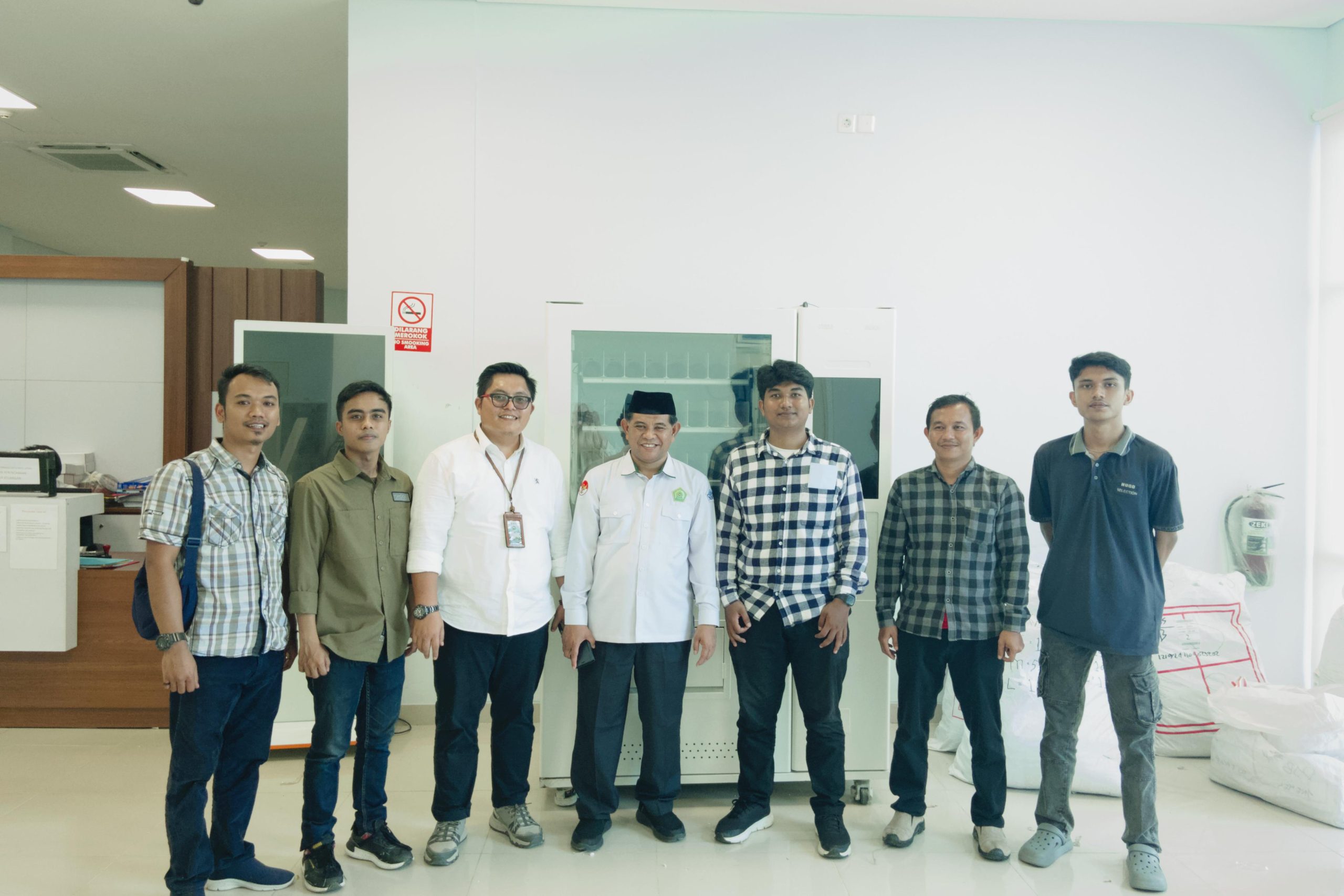 Kepala Pusat Pengembangan Bisnis UIN STS Jambi Sambut Langsung Kedatangan Vending Machine di Kawasan Kampus